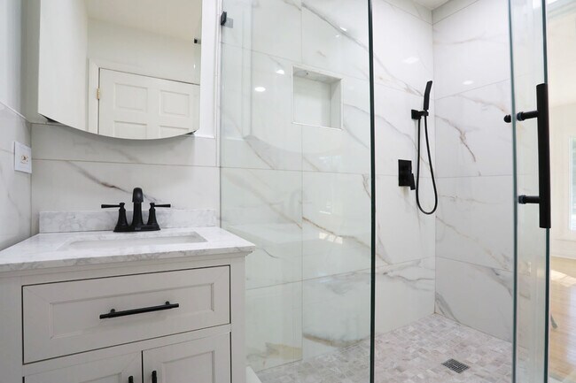 Building Photo - 409 Lexington Dr