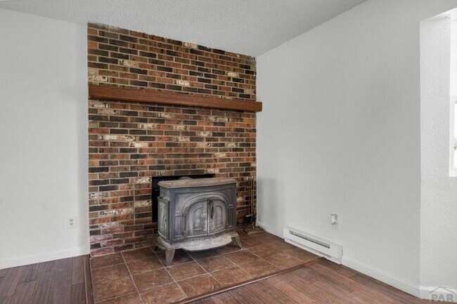 Building Photo - 981 Tamarack Cir