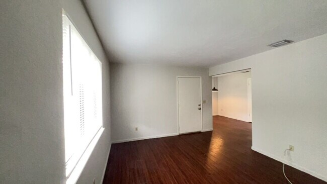 Building Photo - Spacious 2 Bedroom/1 Bath