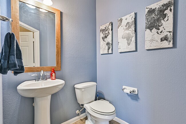 Building Photo - 2411 Lakecrest Town Dr