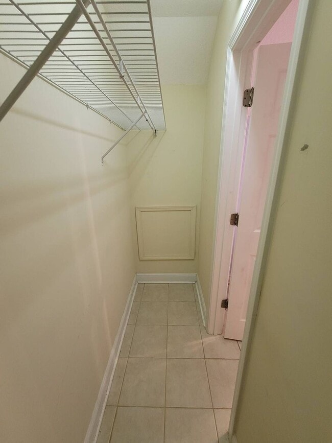 Building Photo - Rental in Desireable Hunters Ridge