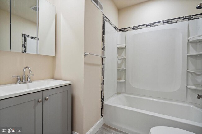 Building Photo - 451 King St