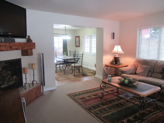 Building Photo - 2 Bed 2.5 Bath Furnished River Lakes Townhouse!