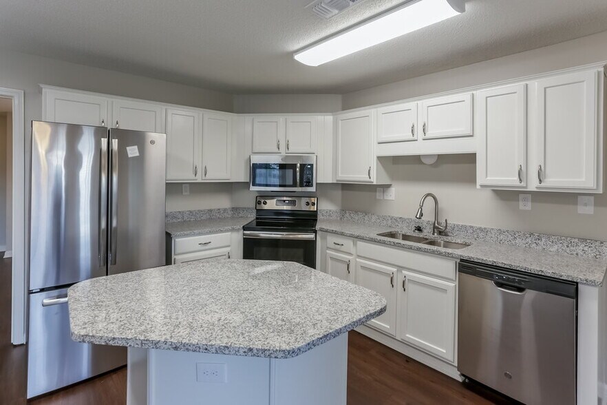 Building Photo - 4881 Phipps Dr