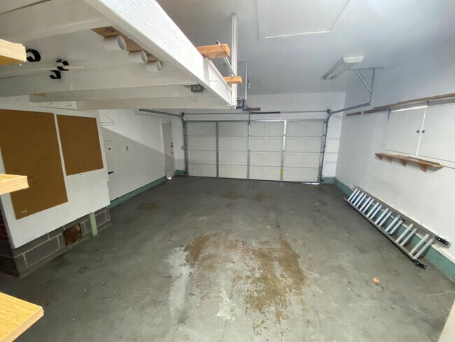 Building Photo - 3 Bedroom Hucrest Home!