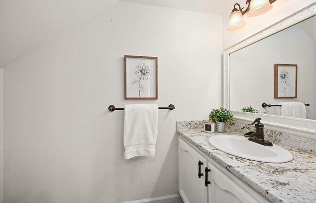 Building Photo - Cozy 3BD/2.5BA Single-Family Home Minutes from Downtown Pleasanton