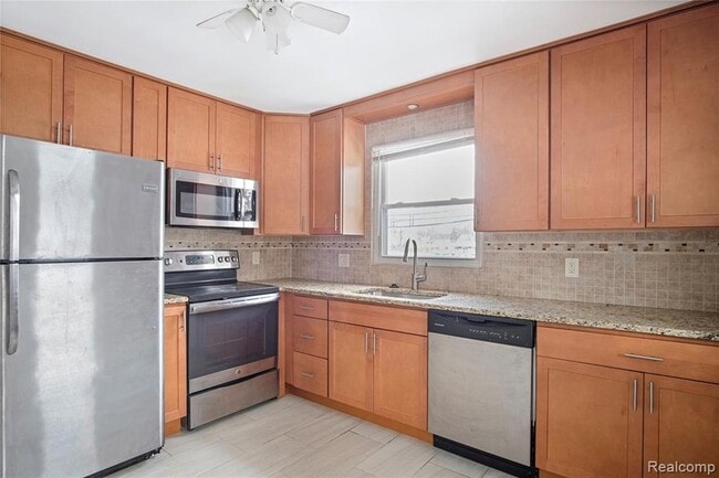 Building Photo - 115 W 13 Mile Rd