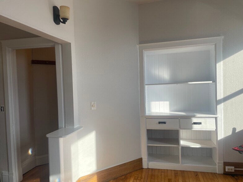 Living room - 317 N 4th Ave W