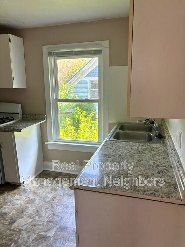Building Photo - 1717 Plainfield Ave NE