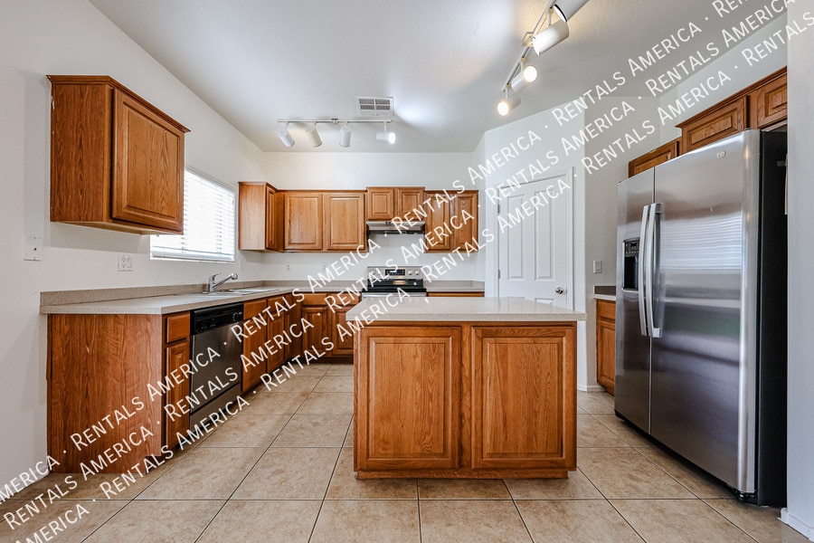 Building Photo - 935 E Blue Spruce Ln