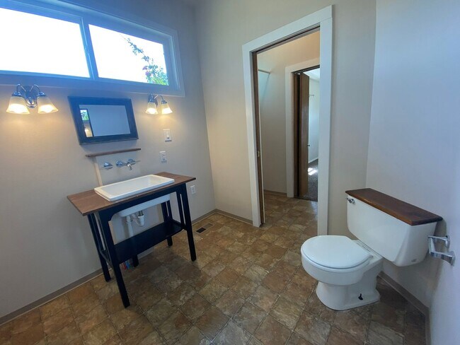 Building Photo - 2 Bed, 1 Bath House with Laundry Across fr...