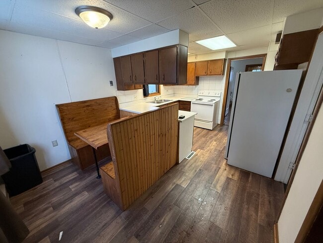 Building Photo - Duluth MN 6-Bedroom - 2-Bath - 2-Car Garage