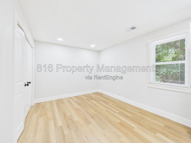 Building Photo - 9524 Manning Ave
