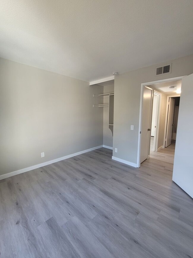 Building Photo - Peppertree Ventura Upper level 2+1 Condo w/ garage $2500