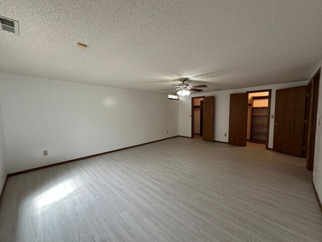 Building Photo - 8541 E Mount Vernon St