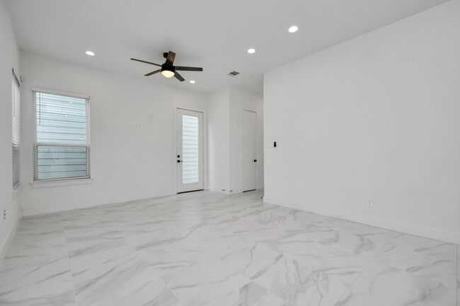 Building Photo - 853 Mansfield St