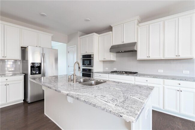 Building Photo - 770 Sunset Park Dr
