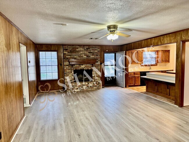 Building Photo - 712 N Crooked Creek Rd