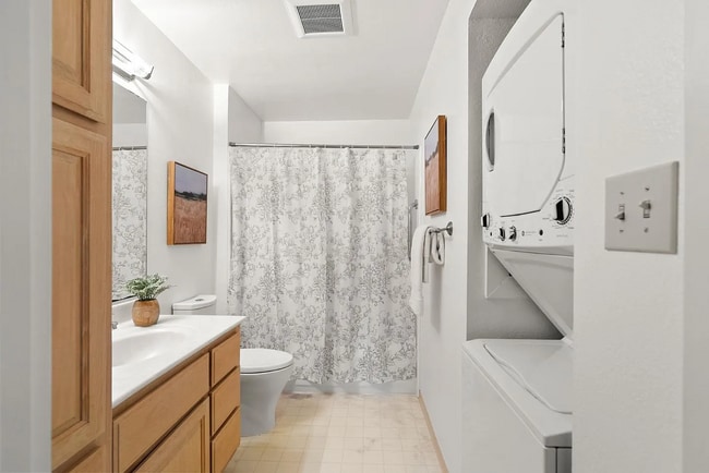 Building Photo - Charming 1 Bedroom 1 Bathroom Condo in the...