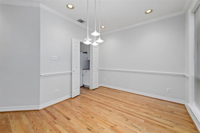 Building Photo - 6714 Montclair Dr