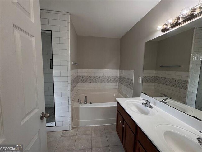 Building Photo - 1812 Lakewood Ave SE