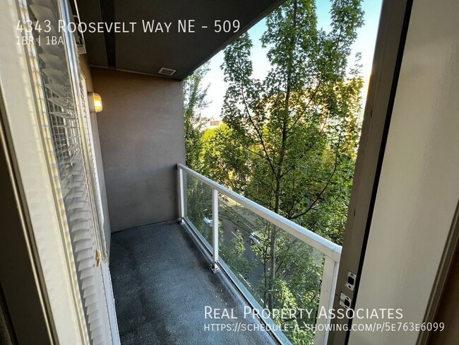 Building Photo - 4343 Roosevelt Way NE