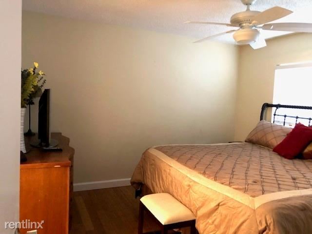 Building Photo - 2 br, 2 bath Townhome - 409 SE 18th St Apt 5