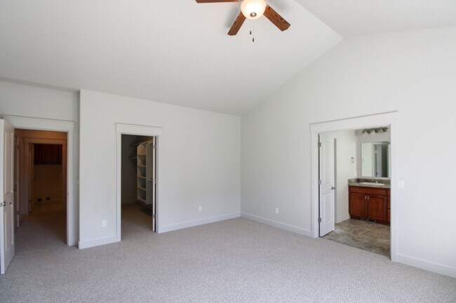 Building Photo - 3091 Kurt Dr NW