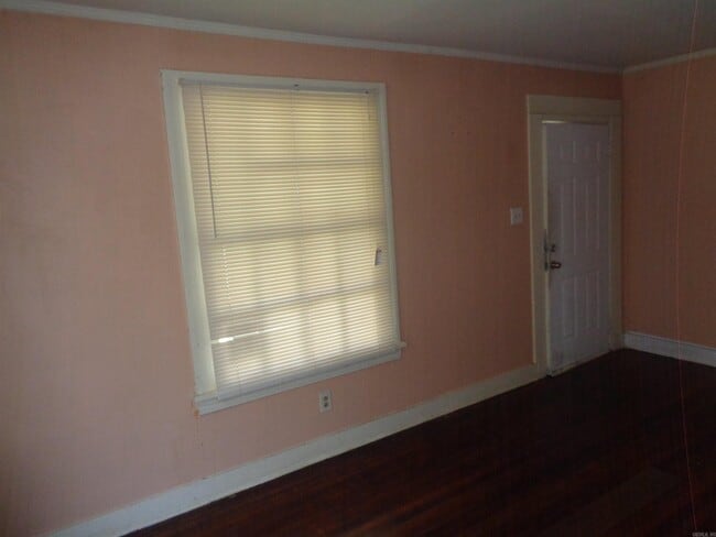 Building Photo - 920 S Elm St