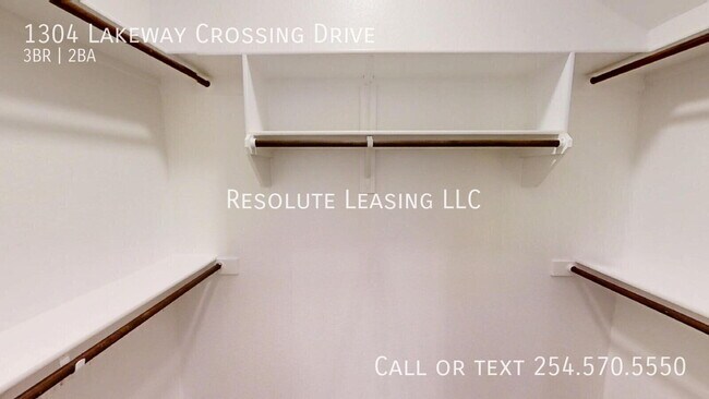 Building Photo - 1304 Lakeway Crossing Dr