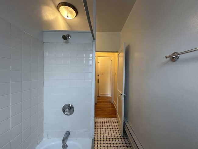 Building Photo - 960 W Cornelia Ave