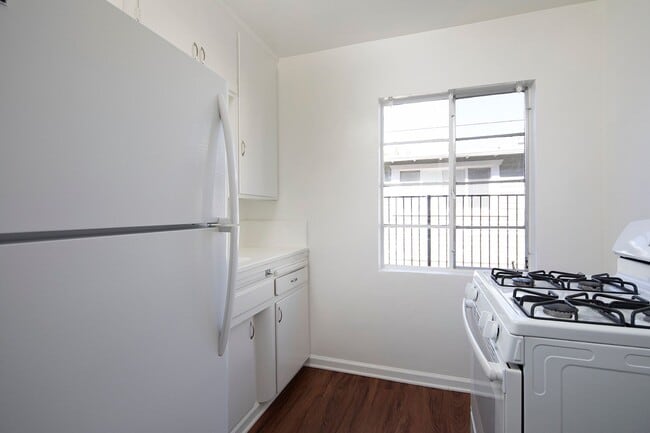 Building Photo - *OPEN HOUSE: 8/30 10:30-11:30AM* Studio Av...