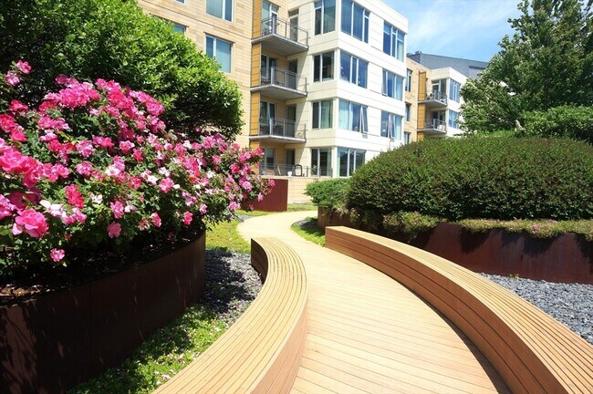 Building Photo - 10-40 Nouvelle Way