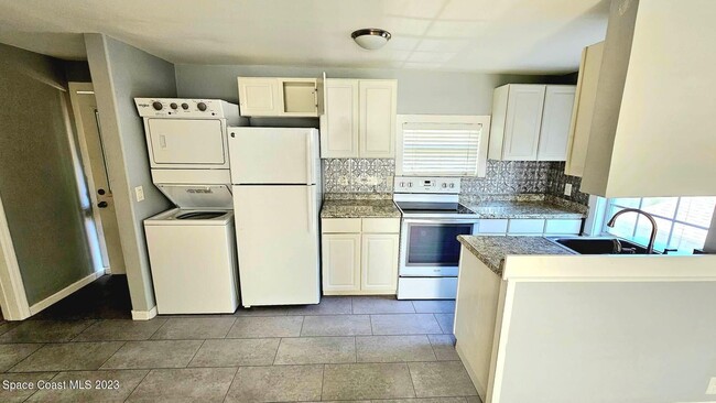 Building Photo - 802 Forrest Ave