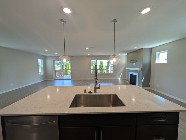 Building Photo - LIKE-NEW 4 bedroom home in Lacey!