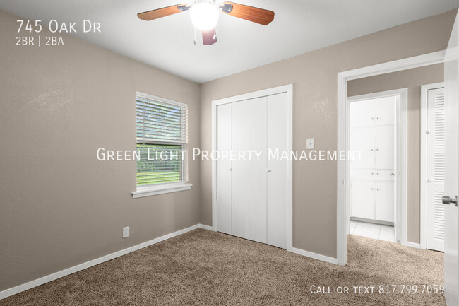 Building Photo - 745 Oak Dr
