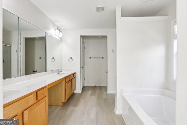 Building Photo - 5940 Bentley Way