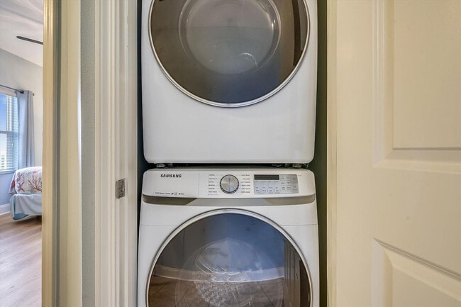 Building Photo - 9860 S Thomas Dr