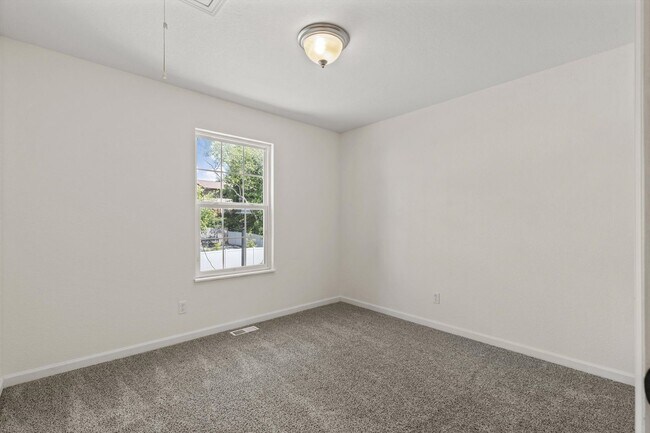 Building Photo - Knoxville 37912 - 3 bedroom, 2.5 bath all ...
