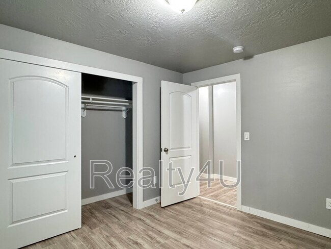 Building Photo - 1433 Dairy Ln