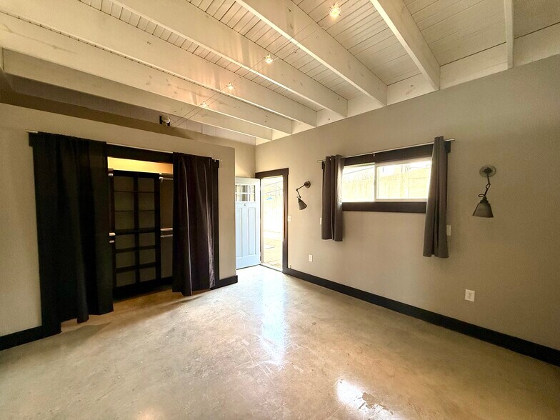 Building Photo - 475 S Hickory St