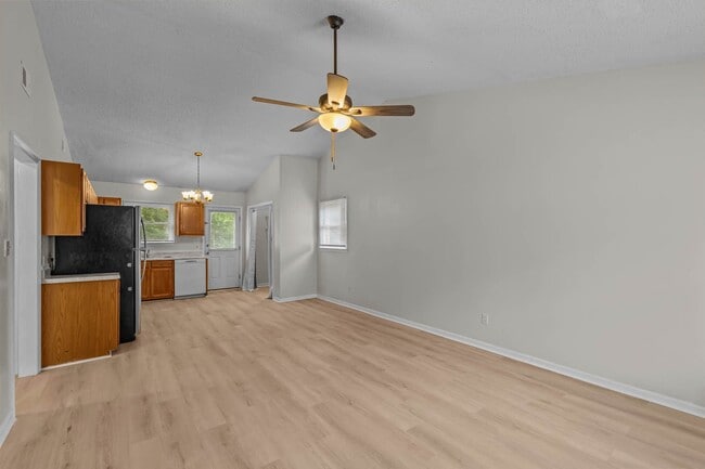 Building Photo - Newly renovated 2 bedroom 1 bathroom duplex