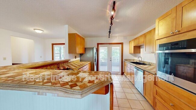 Building Photo - 552 Seagate Ave