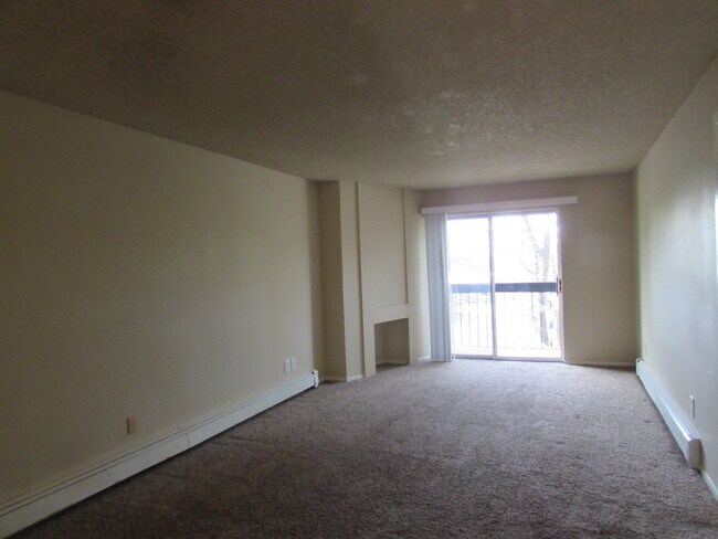 Building Photo - 3146 Lakeside Dr