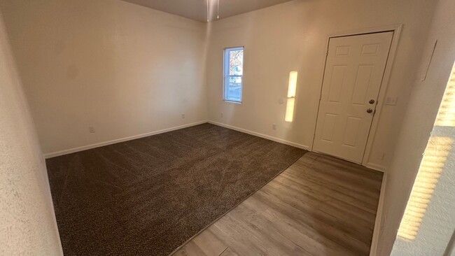 Building Photo - $899 - 2 bed 2 bath - Single Family Home