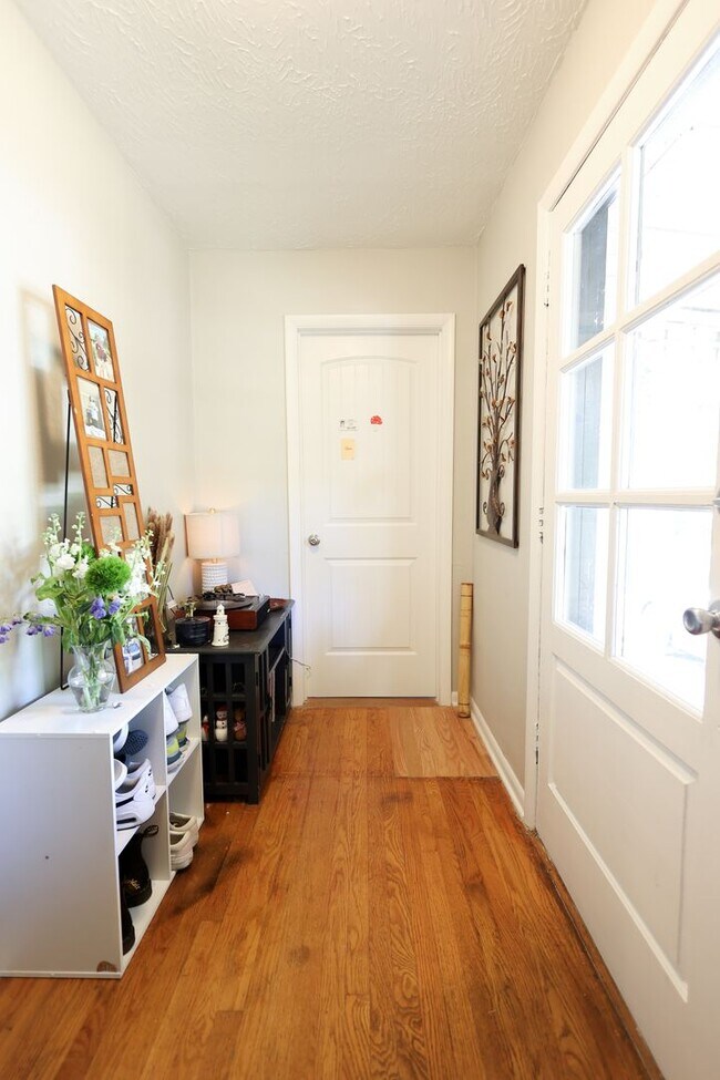 Building Photo - Beautifully Updated 4 bed house w/ fully fenced in yard **