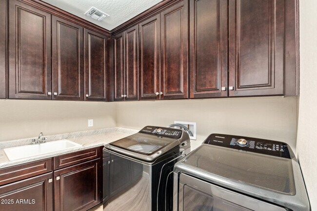 Building Photo - 4322 S Gardenia Dr