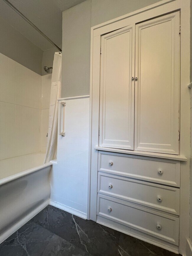 Building Photo - 2425 Demington Dr