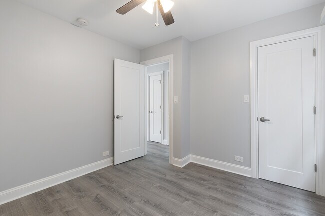 Building Photo - 7630 N Eastlake Terrace