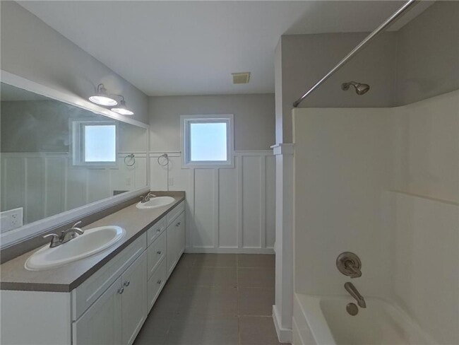 Building Photo - 606 Lincoln Dr NE